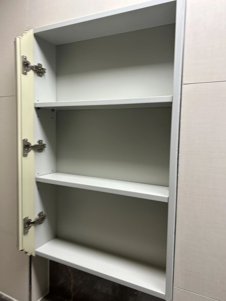 욕실장설치 시공전 문짝 탈거된 사진