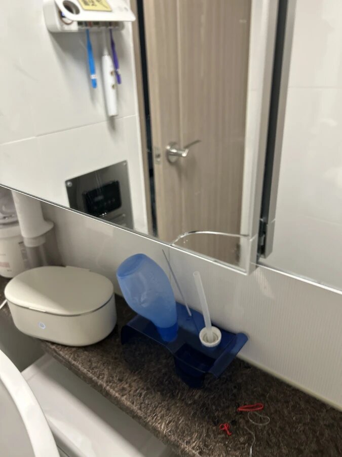 서울 화장실거울장교체 전 하단 실금 거울 상태 사진