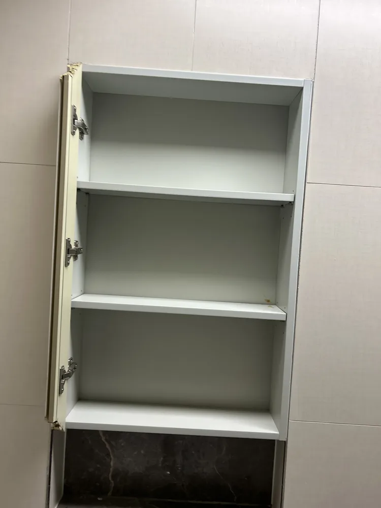 송도 욕실거울교체 탈거 중 파손된 문짝 사진